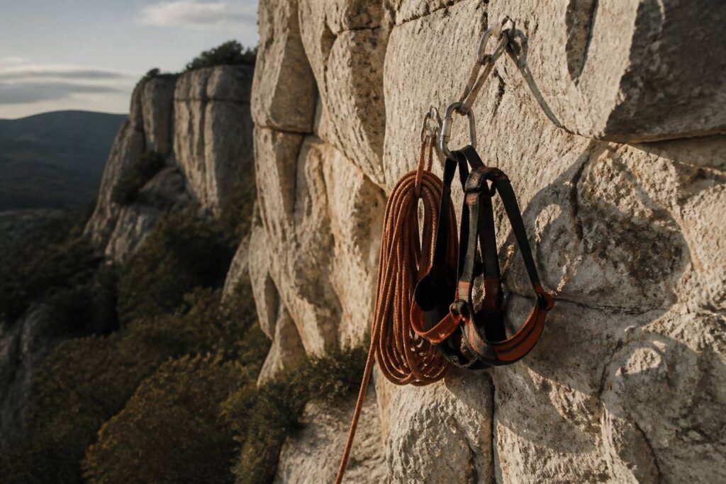 Baudrier d'escalade accroché à une falaise avec corde