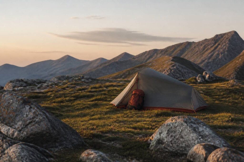 Tente de bivouac montée dans un alpage en fin de journée