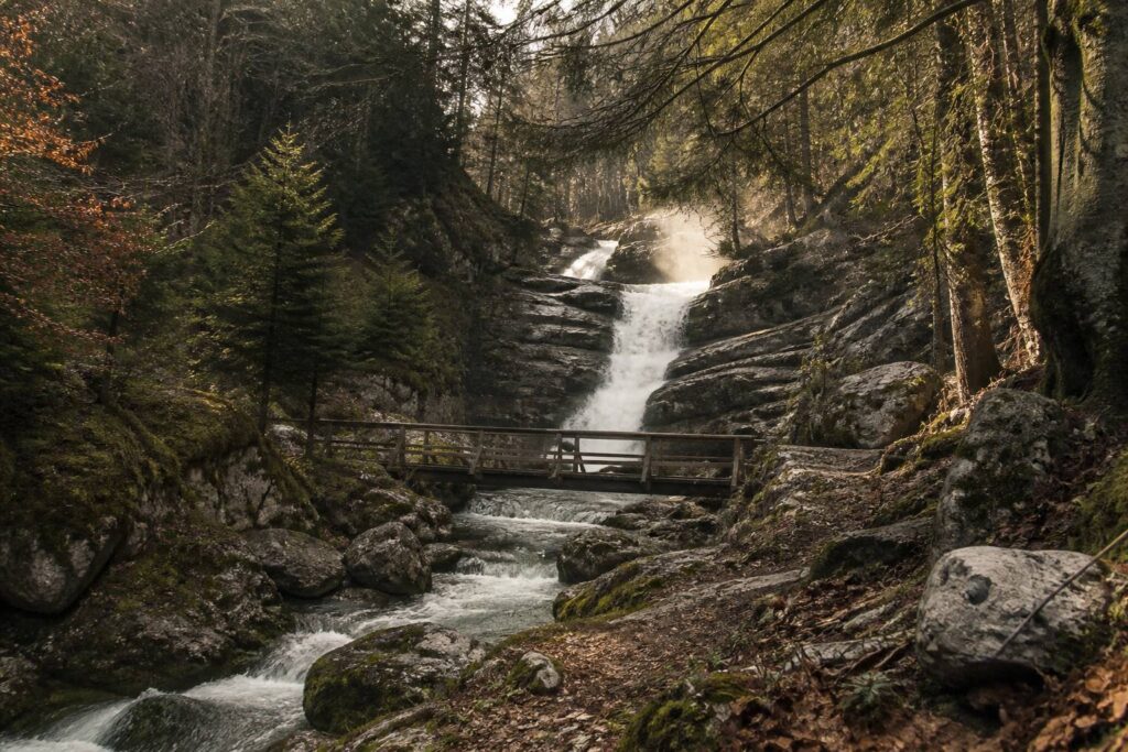 Cascades du Hérisson dans le Jura avec passerelle en bois