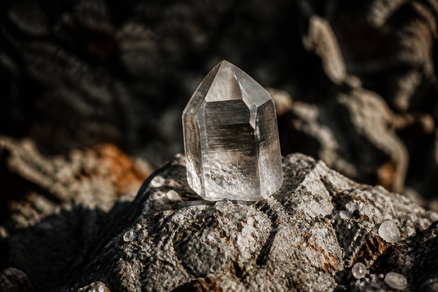 Cristal de roche transparent avec éclats de quartz sur une pierre de montagne