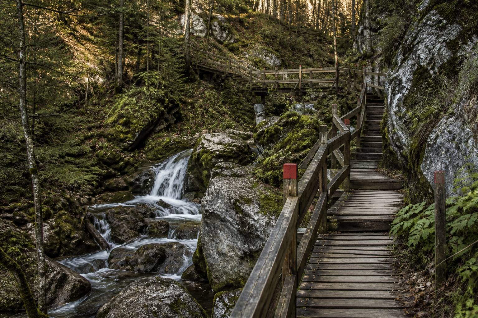 Escaliers et passerelles en bois le long des cascades du Hérisson
