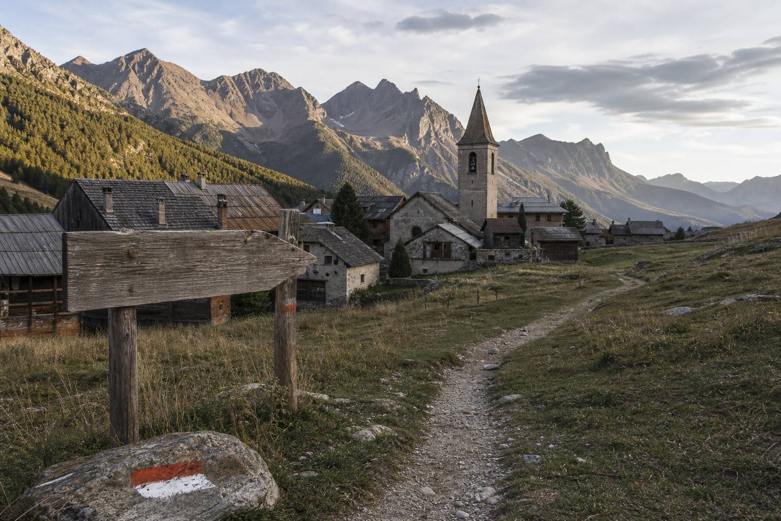Village de montagne du Queyras avec un sentier qui s'élève