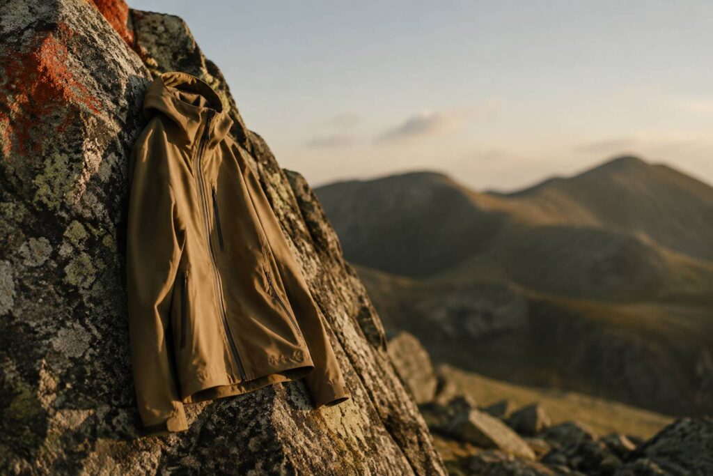 Veste technique imperméable suspendue à un rocher en montagne
